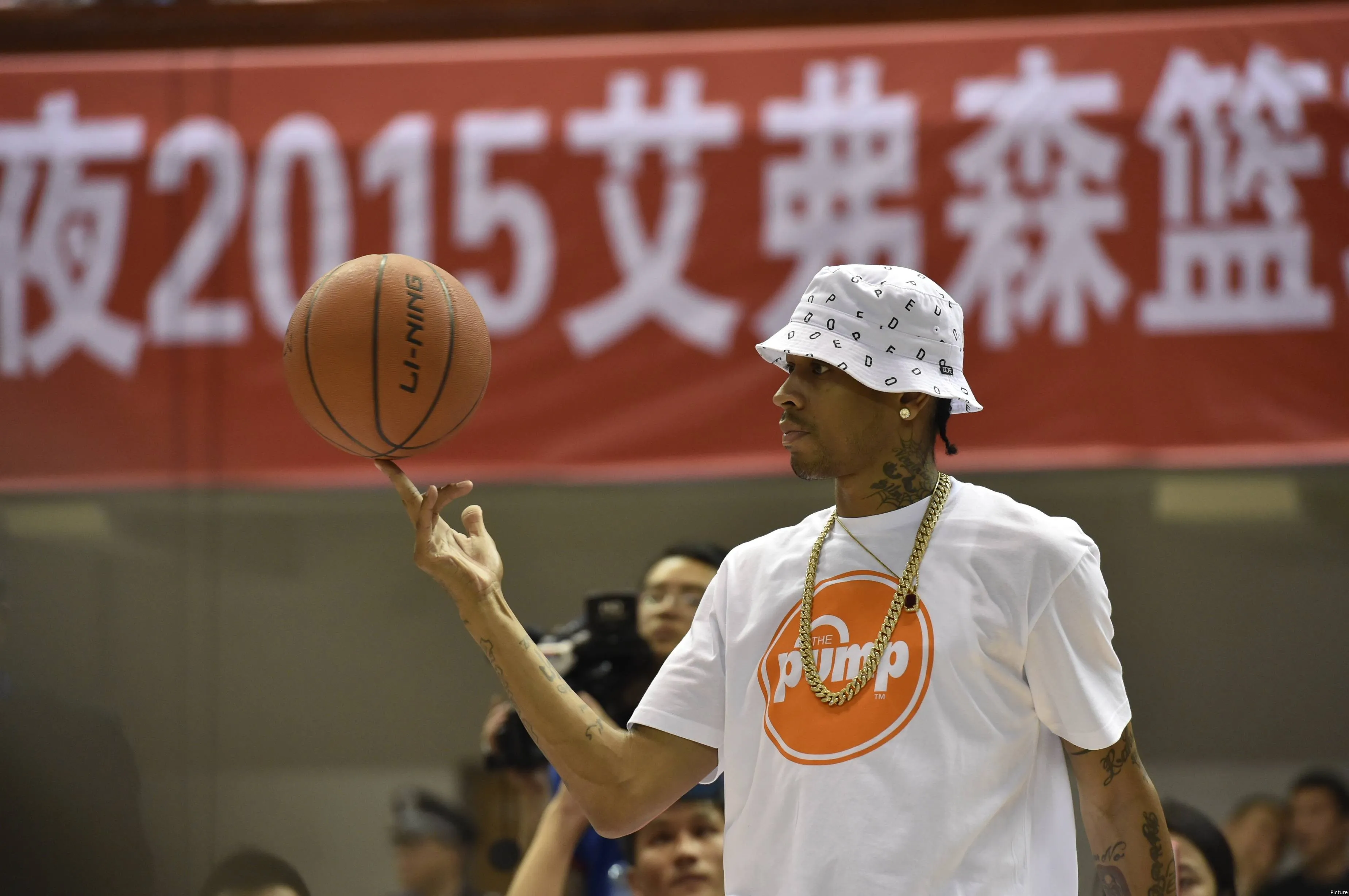 Iverson wearing kobe shirt deals